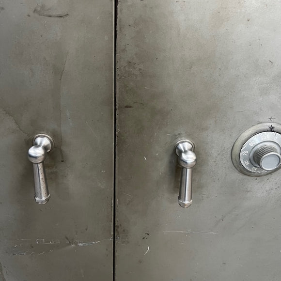 USED Shaw-Walker Double Door Safe, photo 3